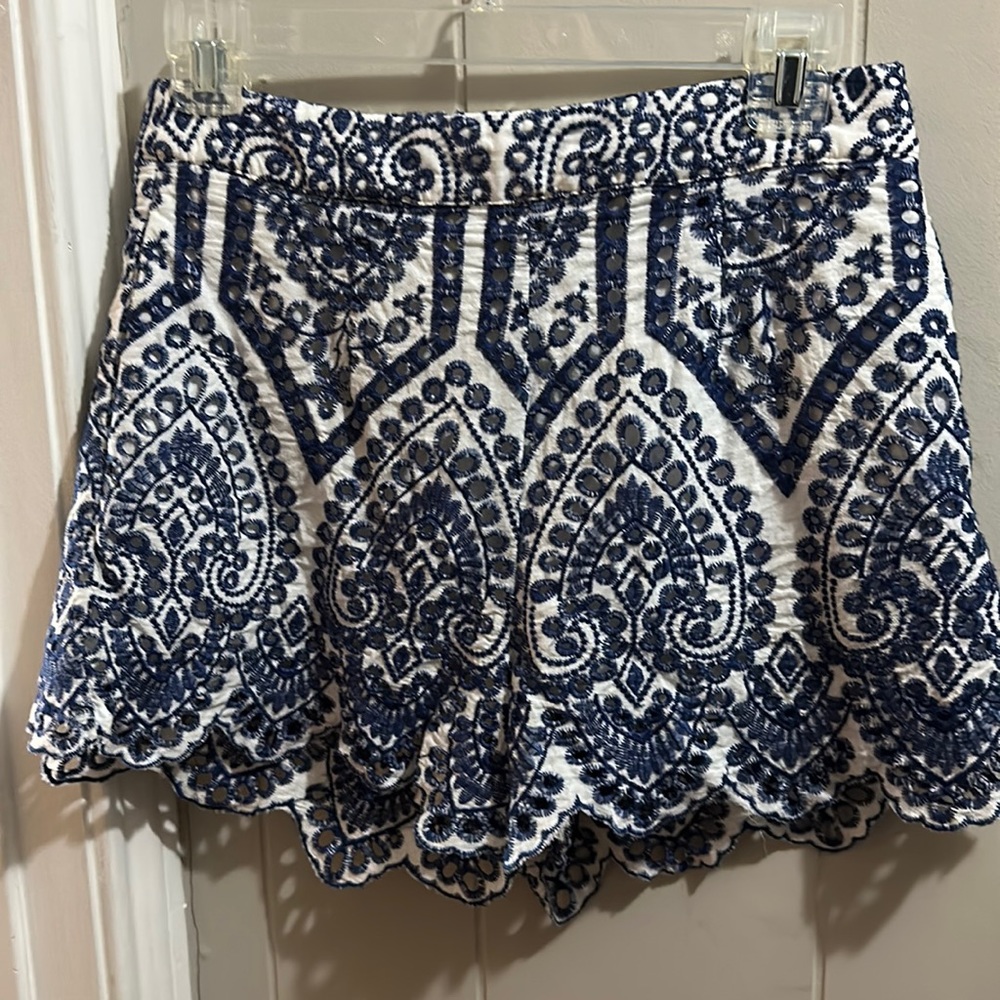 Mink Pink embroidered shorts, in great condition. Also includes pockets!